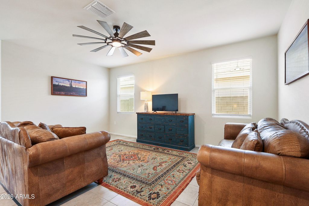 Image 6 of property listing at 18570 W DESERT HOLLOW Drive, Wittmann, AZ 85361