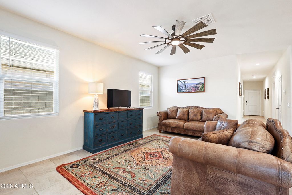 Image 7 of property listing at 18570 W DESERT HOLLOW Drive, Wittmann, AZ 85361