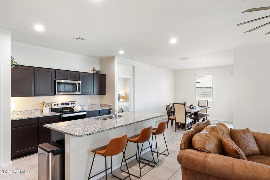 Image 9 of property listing at 18570 W DESERT HOLLOW Drive, Wittmann, AZ 85361