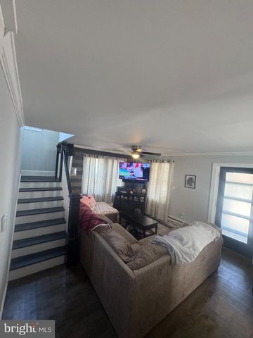 25 W MAIN ST, Elverson, PA 19520