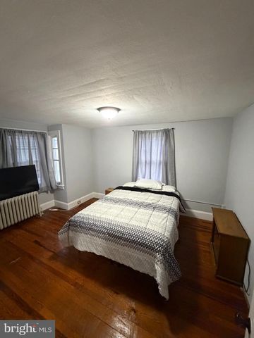 25 W MAIN ST, Elverson, PA 19520