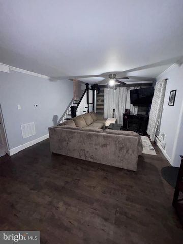 25 W MAIN ST, Elverson, PA 19520