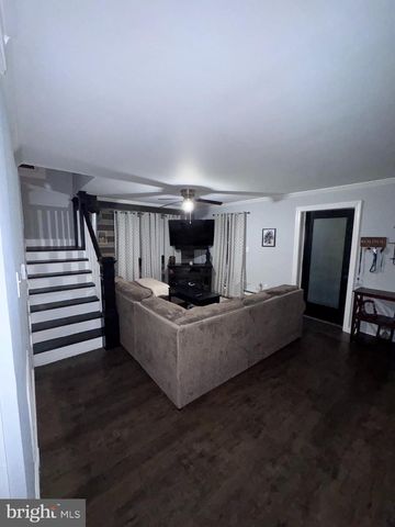 25 W MAIN ST, Elverson, PA 19520