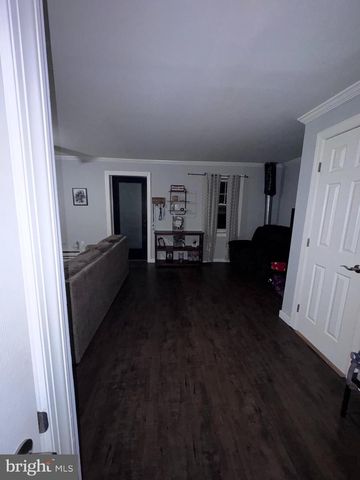 25 W MAIN ST, Elverson, PA 19520