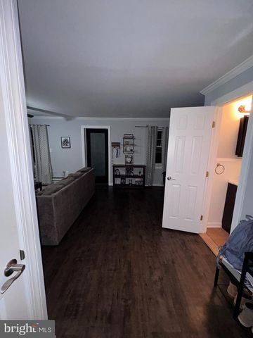 25 W MAIN ST, Elverson, PA 19520