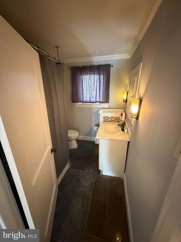 25 W MAIN ST, Elverson, PA 19520