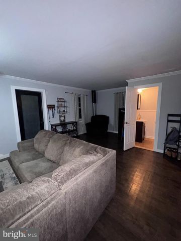 25 W MAIN ST, Elverson, PA 19520