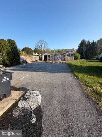 25 W MAIN ST, Elverson, PA 19520