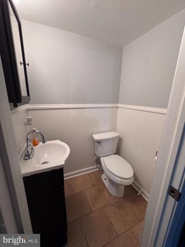 25 W MAIN ST, Elverson, PA 19520