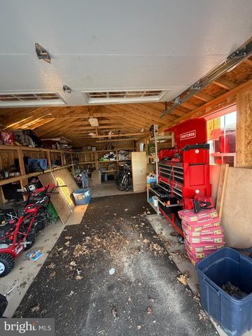 25 W MAIN ST, Elverson, PA 19520