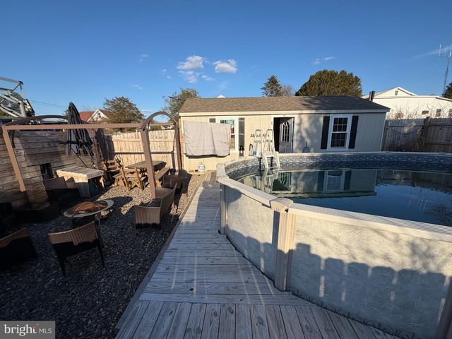 25 W MAIN ST, Elverson, PA 19520