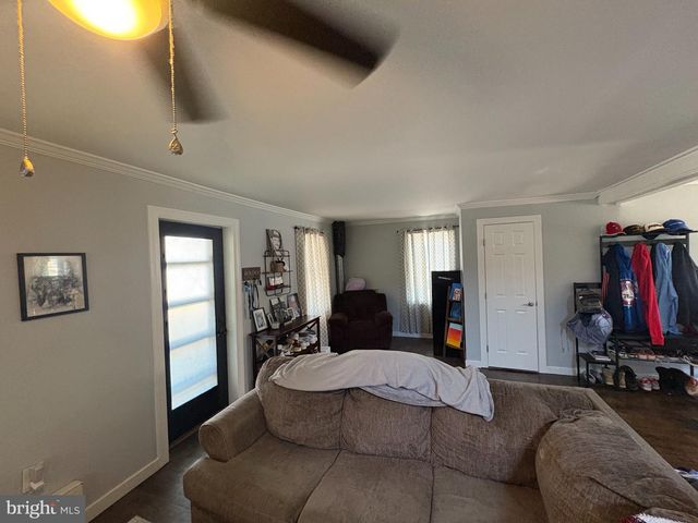 25 W MAIN ST, Elverson, PA 19520