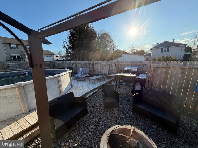 25 W MAIN ST, Elverson, PA 19520