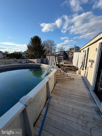 25 W MAIN ST, Elverson, PA 19520