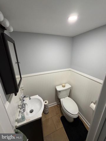 25 W MAIN ST, Elverson, PA 19520