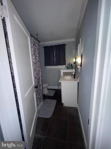 25 W MAIN ST, Elverson, PA 19520