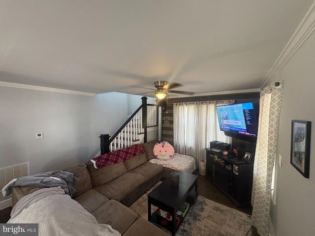 25 W MAIN ST, Elverson, PA 19520