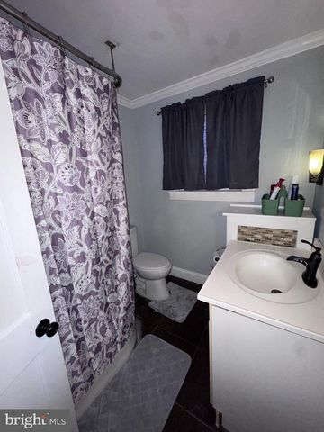 25 W MAIN ST, Elverson, PA 19520
