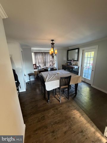 25 W MAIN ST, Elverson, PA 19520
