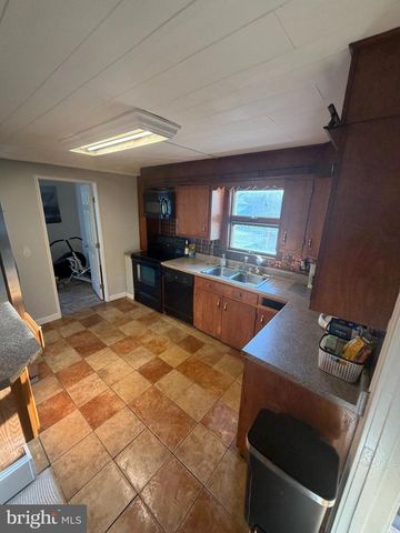 25 W MAIN ST, Elverson, PA 19520