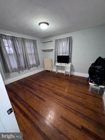 25 W MAIN ST, Elverson, PA 19520