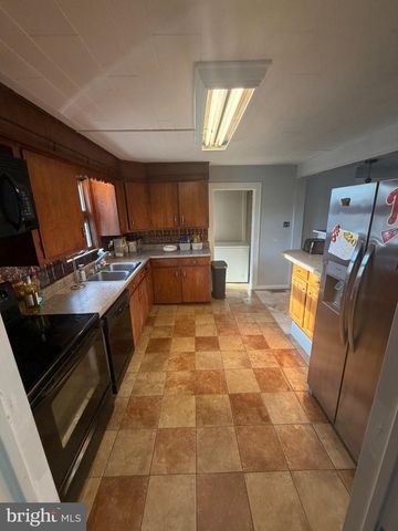 25 W MAIN ST, Elverson, PA 19520
