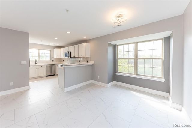 29242 W Glen Oaks, Farmington Hills, MI 48334