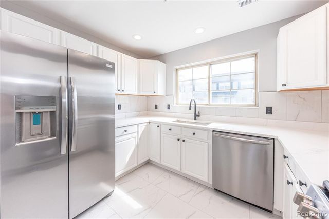 29242 W Glen Oaks, Farmington Hills, MI 48334