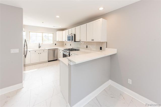 29242 W Glen Oaks, Farmington Hills, MI 48334