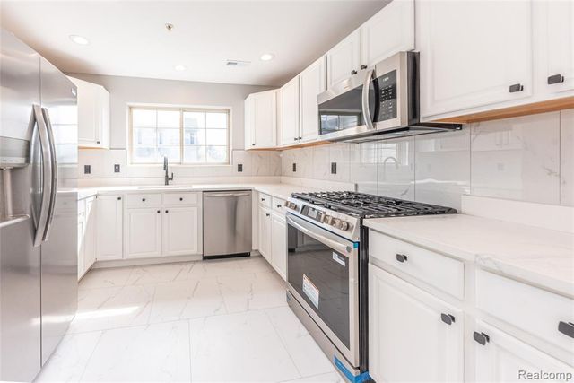 29242 W Glen Oaks, Farmington Hills, MI 48334