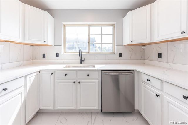 29242 W Glen Oaks, Farmington Hills, MI 48334