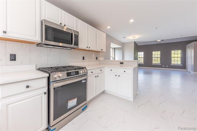 29242 W Glen Oaks, Farmington Hills, MI 48334