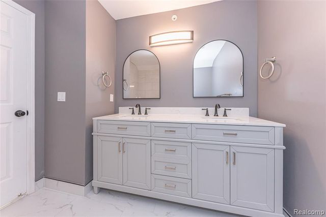 29242 W Glen Oaks, Farmington Hills, MI 48334