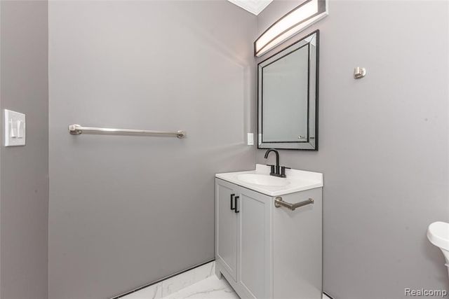 29242 W Glen Oaks, Farmington Hills, MI 48334