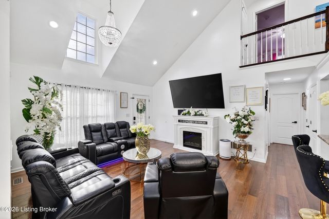 7311 Brook Meadow Dr, Louisville, KY 40228