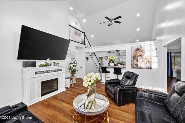 7311 Brook Meadow Dr, Louisville, KY 40228