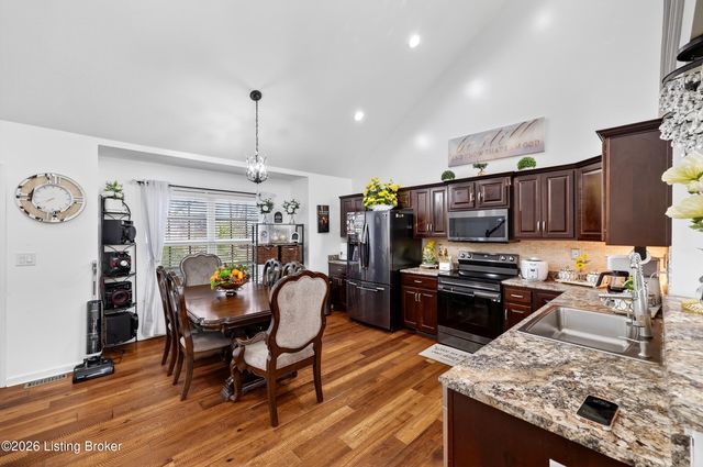 7311 Brook Meadow Dr, Louisville, KY 40228