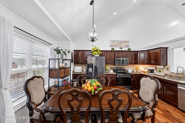 7311 Brook Meadow Dr, Louisville, KY 40228