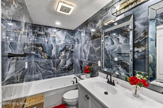 7311 Brook Meadow Dr, Louisville, KY 40228