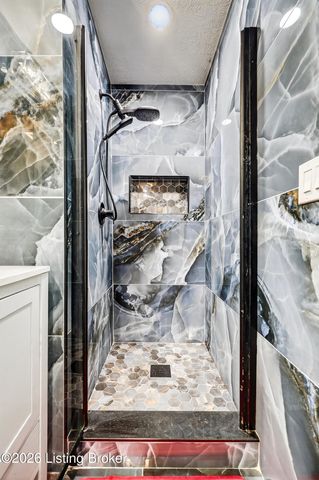 7311 Brook Meadow Dr, Louisville, KY 40228