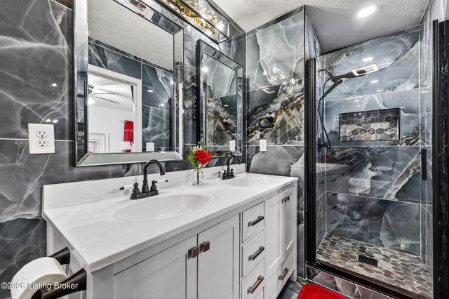 7311 Brook Meadow Dr, Louisville, KY 40228