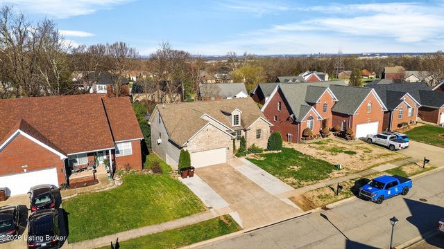 7311 Brook Meadow Dr, Louisville, KY 40228