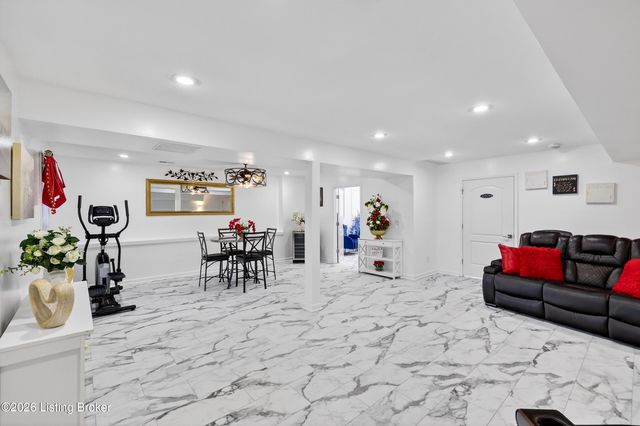 7311 Brook Meadow Dr, Louisville, KY 40228