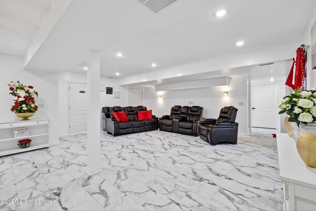 7311 Brook Meadow Dr, Louisville, KY 40228