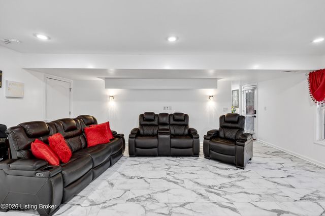 7311 Brook Meadow Dr, Louisville, KY 40228