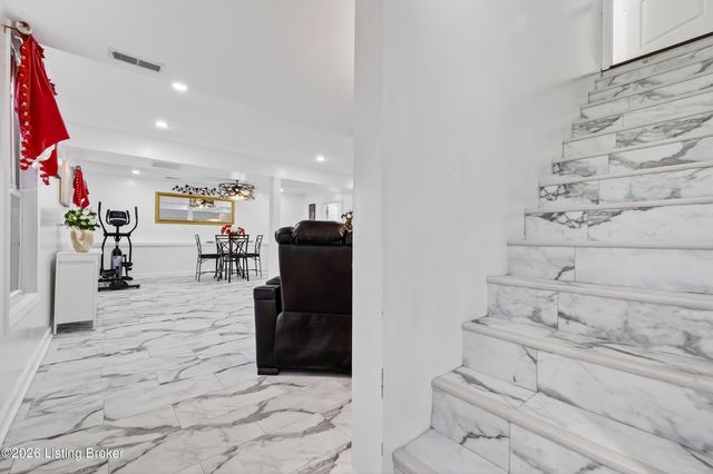 7311 Brook Meadow Dr, Louisville, KY 40228