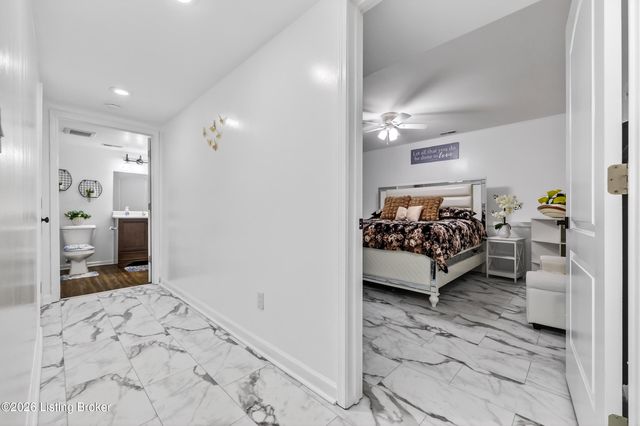 7311 Brook Meadow Dr, Louisville, KY 40228