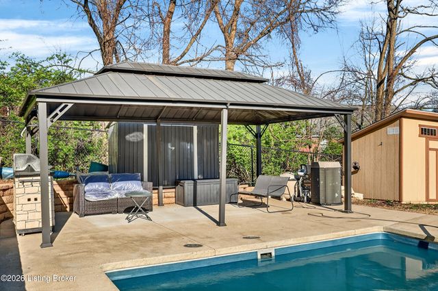 7311 Brook Meadow Dr, Louisville, KY 40228