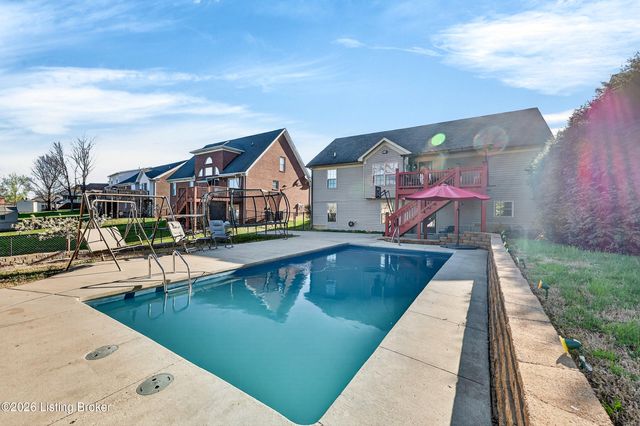 7311 Brook Meadow Dr, Louisville, KY 40228