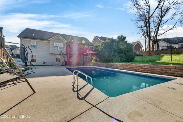 7311 Brook Meadow Dr, Louisville, KY 40228